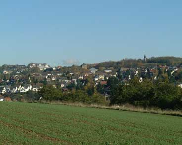 Die Häuser der Seitenstraßen der Stoppelberger Hohl mit Brühsbacher Warte / "Bleistift" im Hintergrund